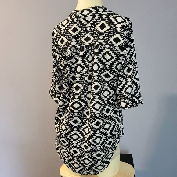 Gingy & Cocoa V-Neck Black & White Designed Blouse - Picture 4 of 6